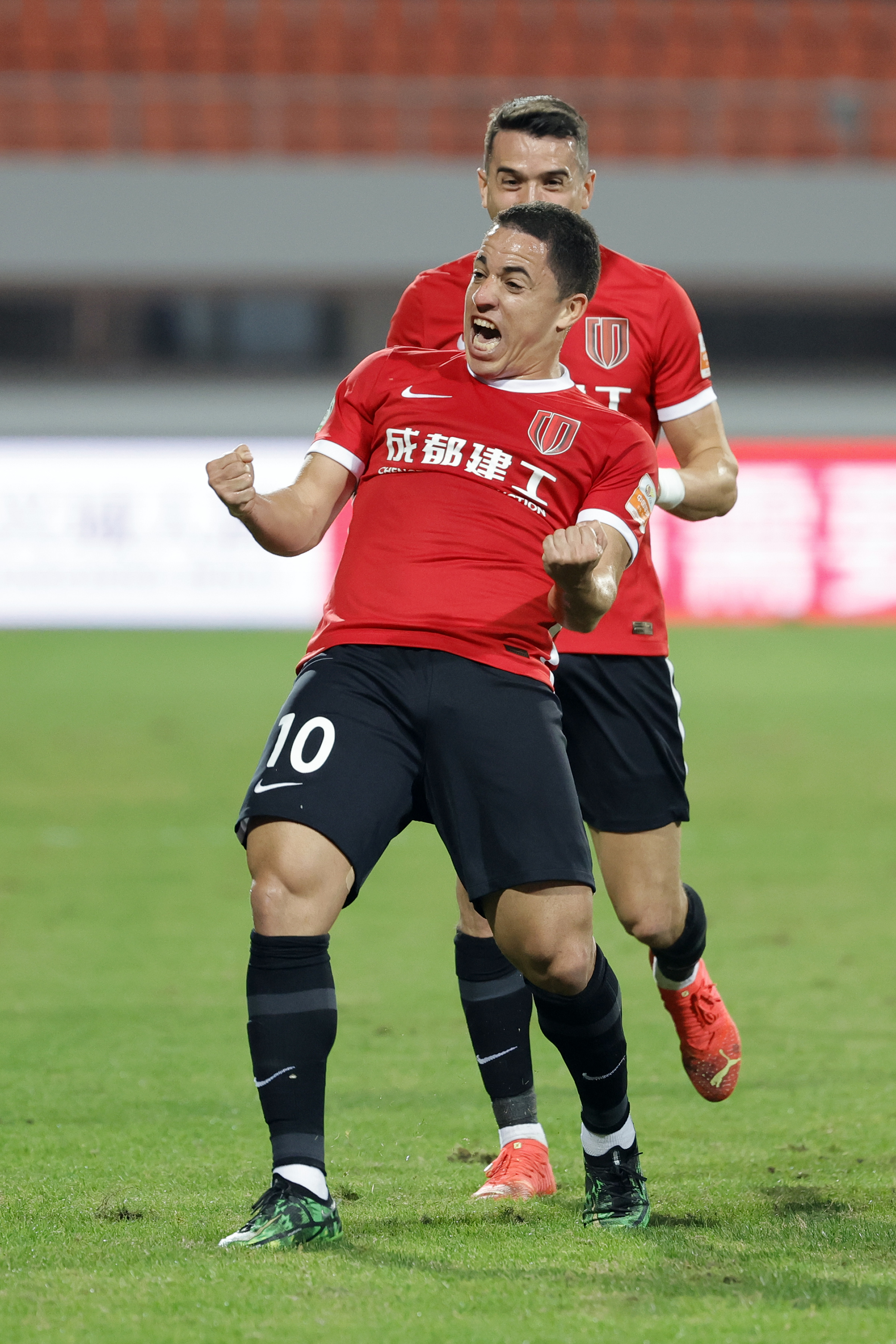 开云体育下载APP-清晨突围战来临，成都蓉城围绕欧冠状态回暖，球迷炸锅，年轻球员得到机会(成都蓉城球迷活动)