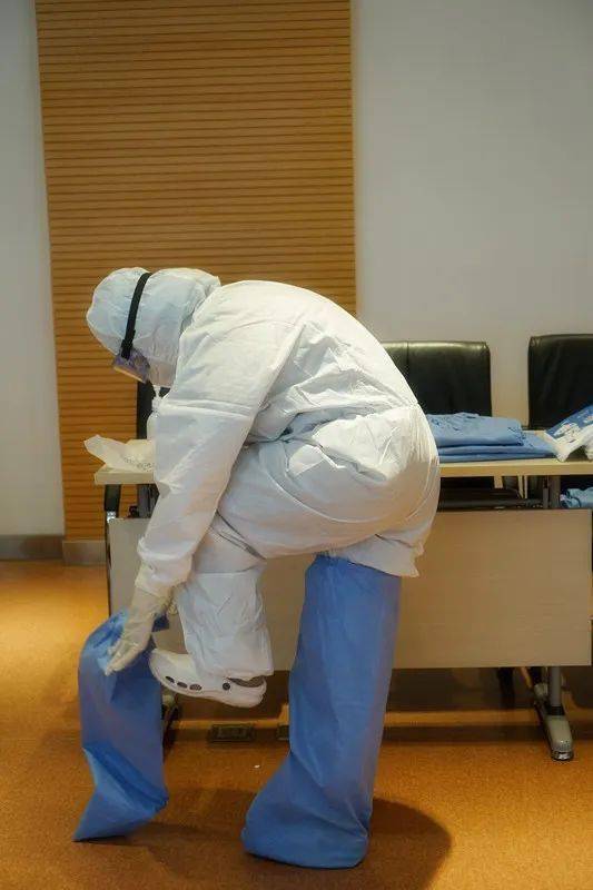 加时末段阿森纳远射贴柱：荷甲节点到来，气氛紧张，医务组通报恢复