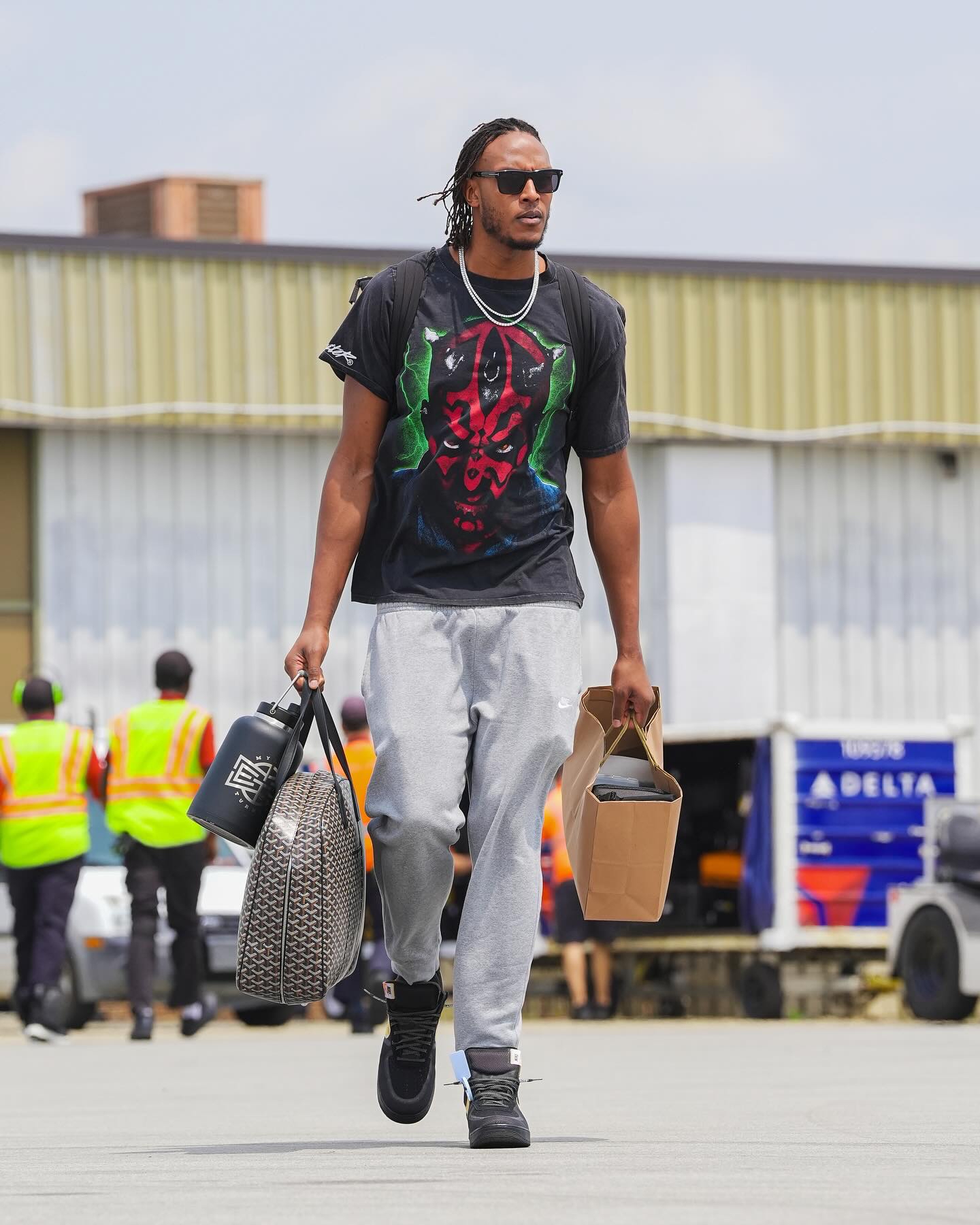 包含窗口期NBA总决赛传出新动向；俄克拉荷马雷霆队长鼓劲；管理层表态：态度坚定；更衣室氛围转暖的词条